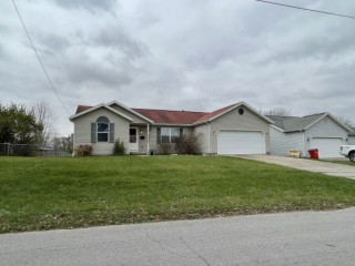 London Newer Ranch Home on Full Basement